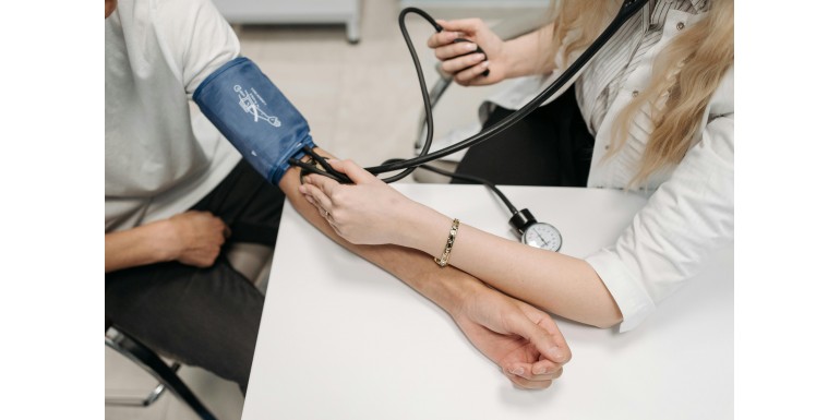 Efekt białego fartucha – dlaczego u lekarza ciśnienie nagle rośnie i jak to szybko sprawdzić