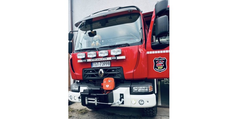 Trzy defibrylatory AED dla Starachowic – pierwszy trafił do OSP Michałów