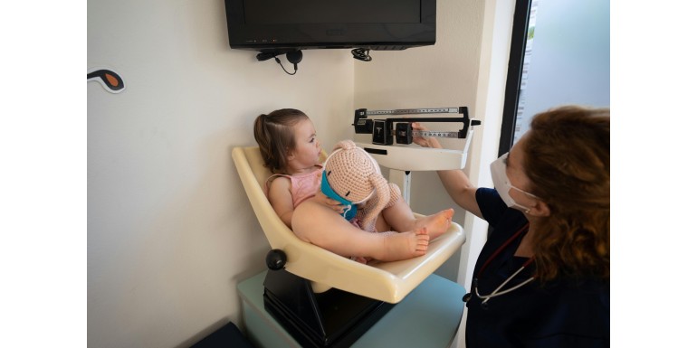 Prawidłowa waga niemowlaka i noworodka: jak ważyć dziecko w domu, siatki centylowe i wybór wagi